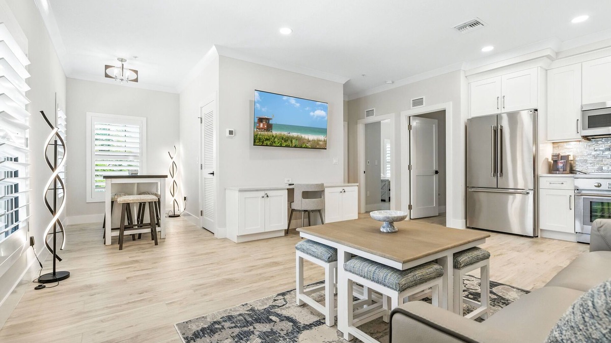 Central Sarasota Apartment | Stylish Gulfside Sarasota Getaway – Steps to Sand