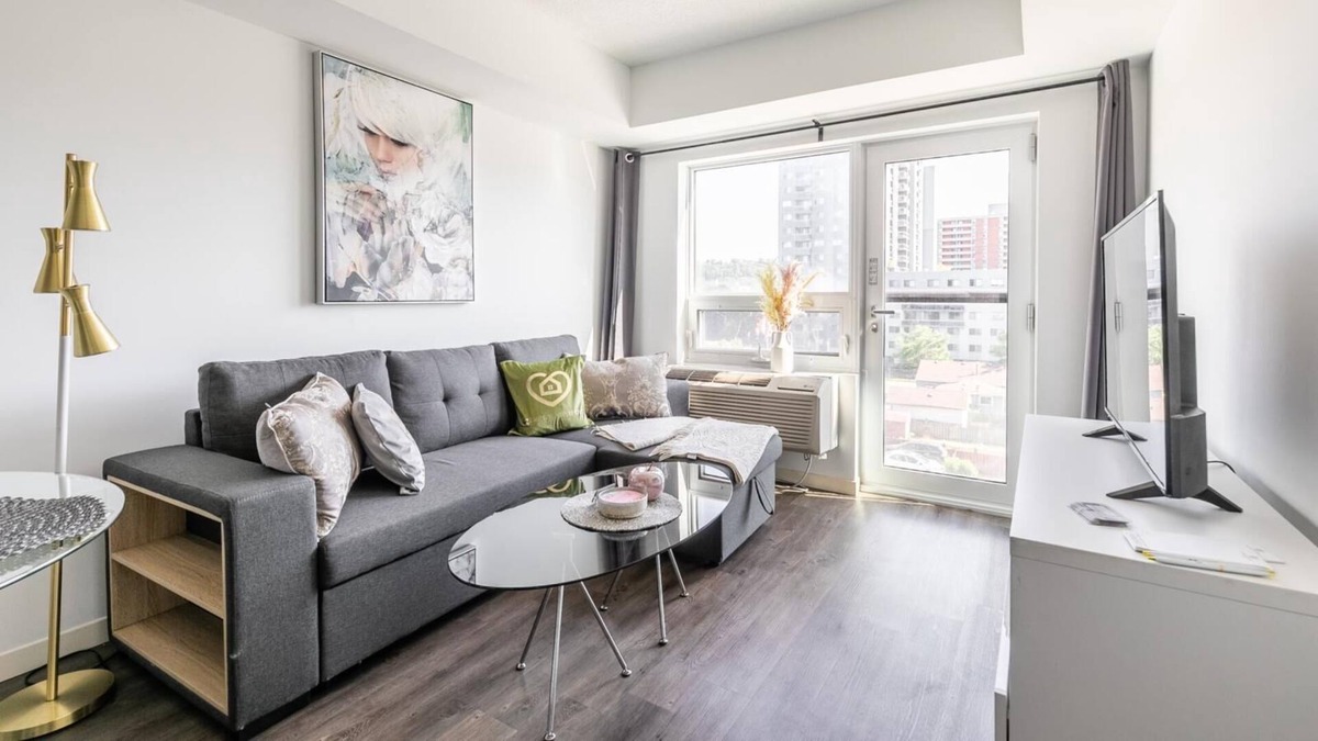Beasley Apartment | Stylish Hamilton Apartments. GYM, BBQ
