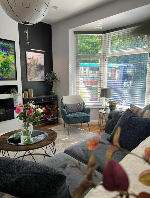 Sheffield House | Stylish home close to Arena