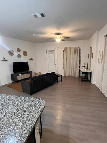 Leander Apartment | Stylish Home Perfect for Your Stay
