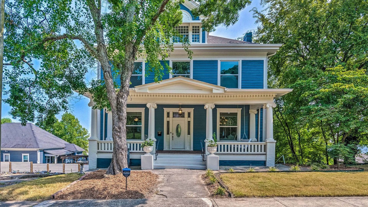 Hot Springs House | Stylish home w/washer/dryer, deck with grill, cable & central AC