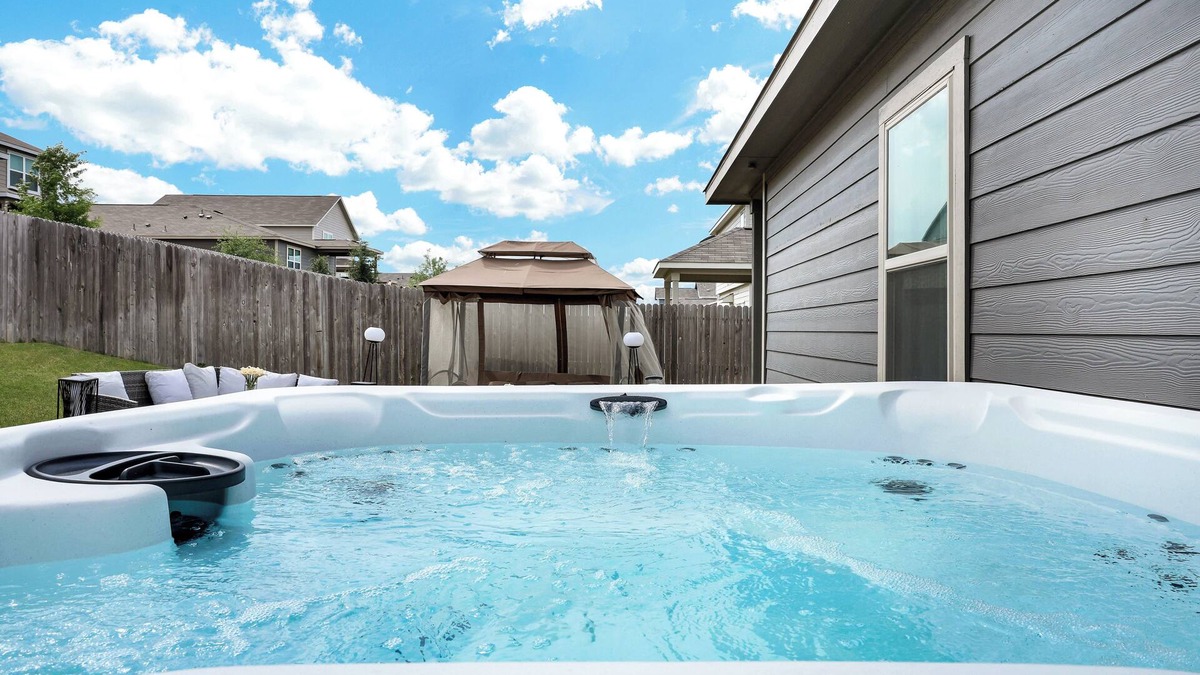 Converse House | Stylish Hot Tub Retreat | BBQ Yard Games WiFi Pets