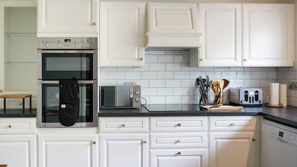West Putney Apartment | Stylish House Sleeps 9 With Free Parking in Putney