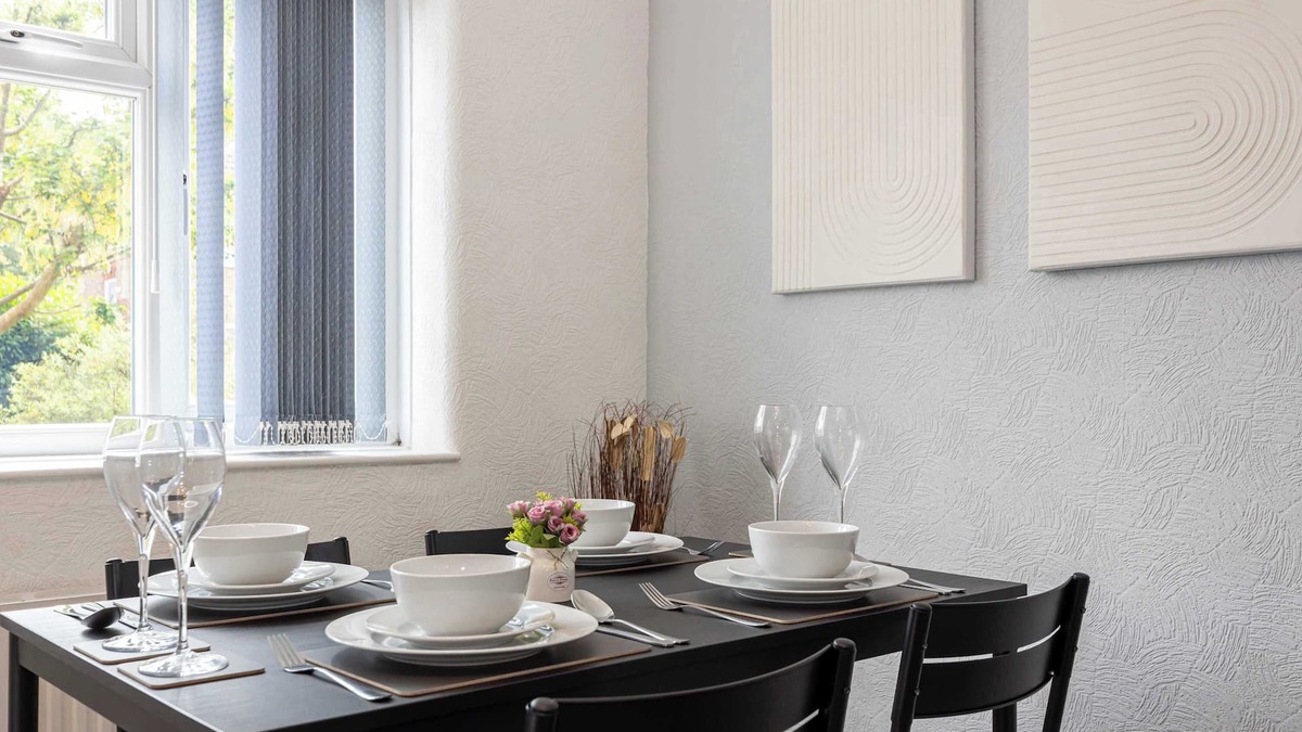 Huyton Apartment | Stylish House with Garden in Liverpool