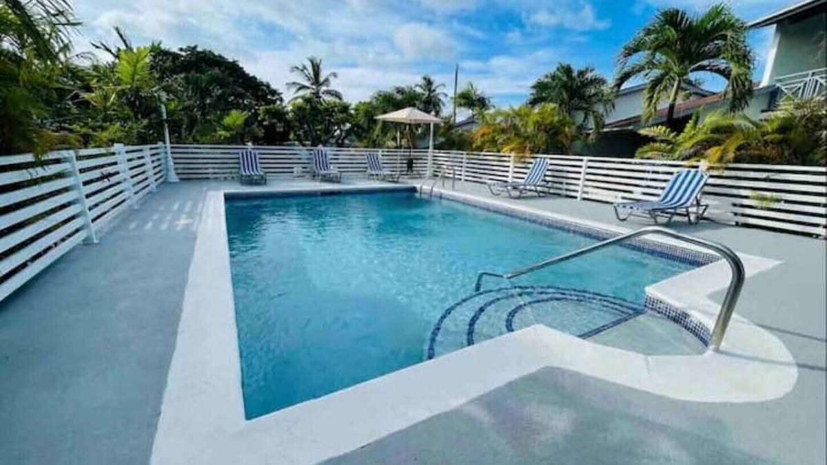 Sandy Lane Apartment | Stylish Insta-worthy APT steps from Holetown