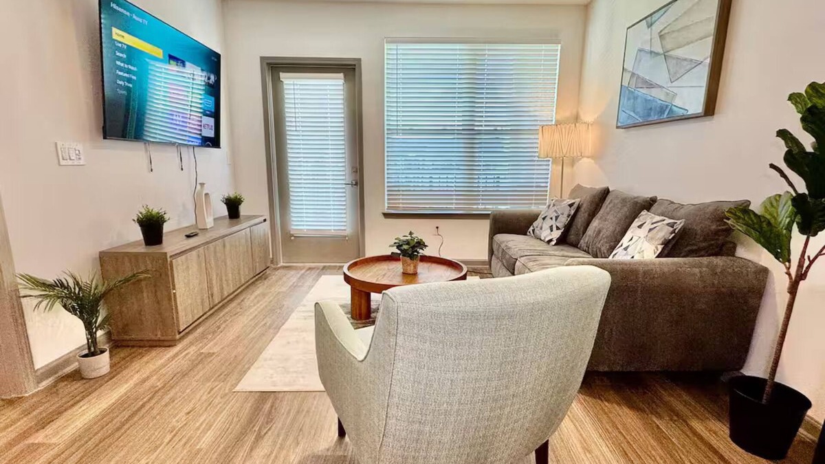 Southside Apartment | Stylish King Bed Southside Jax Pool Gym Mayo UNF