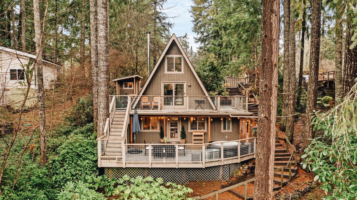 Burley Cabin | Stylish Lakefront Cabin Retreat, Sauna/Hot tub & Cold Plunge