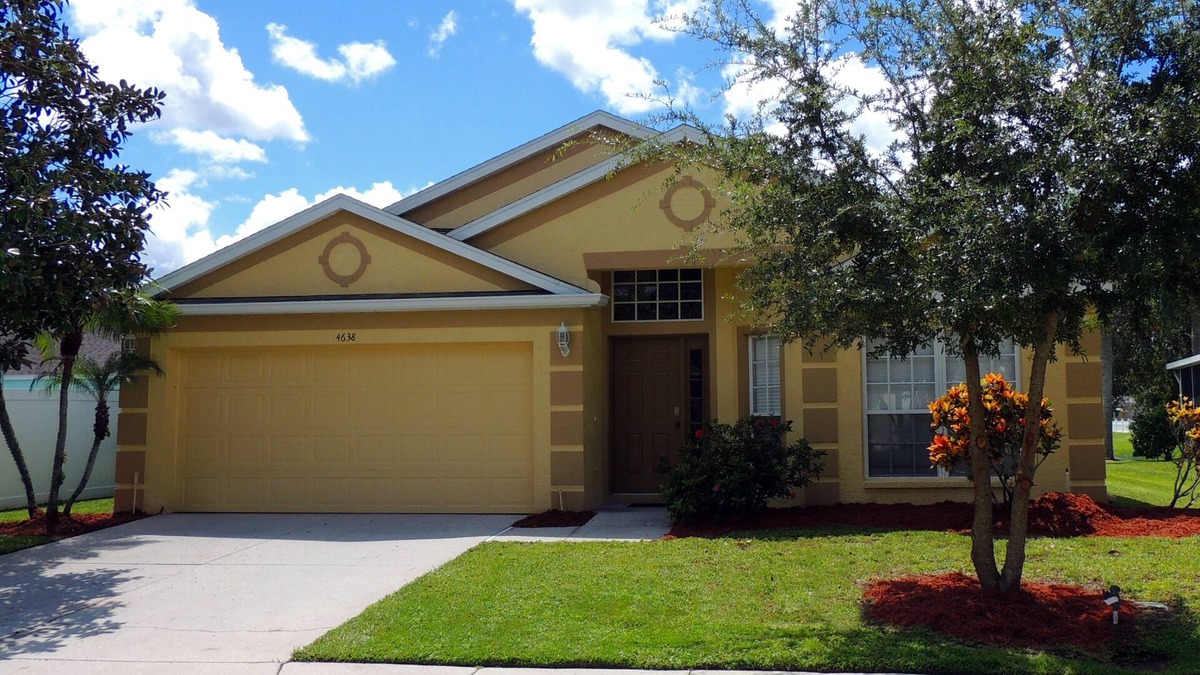 Sabal Harbour Villa | Stylish Lakefront Villa with South Facing Pool. A short drive to fine beaches.