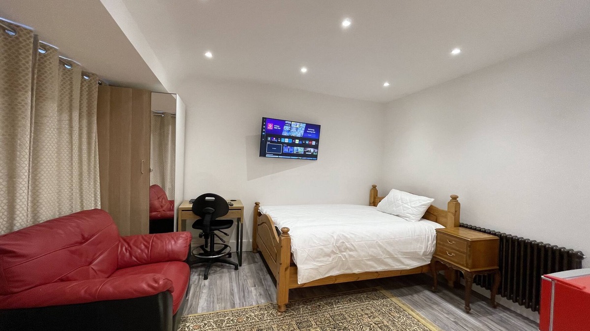 North Greenford Apartment | Stylish large Room with en-suite toilet in West London,