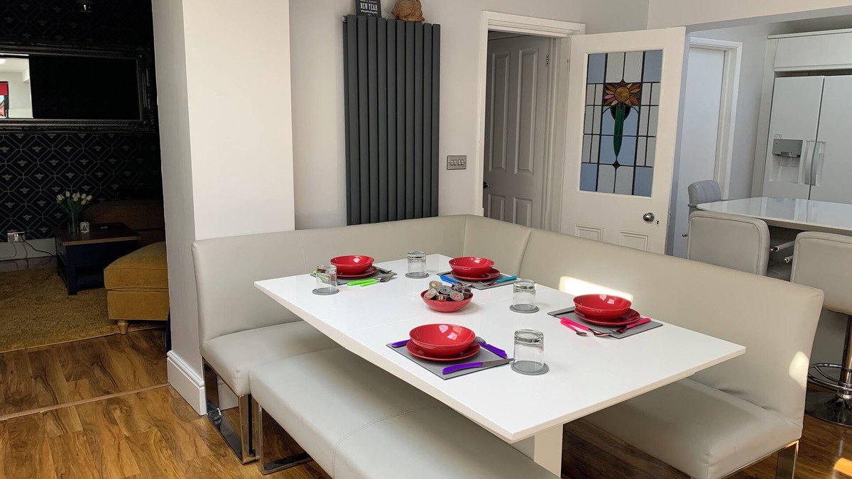 Brighton House | Stylish, Light-Filled Room with Private Bathroom in a Quiet Brighton Home