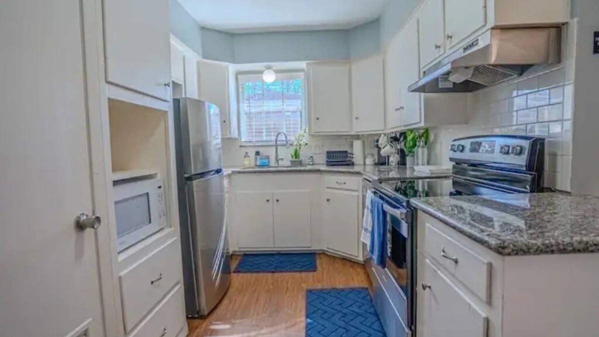 Westbury House | Stylish Living in Houston 2Bdrm/2Bath Sleeps 8