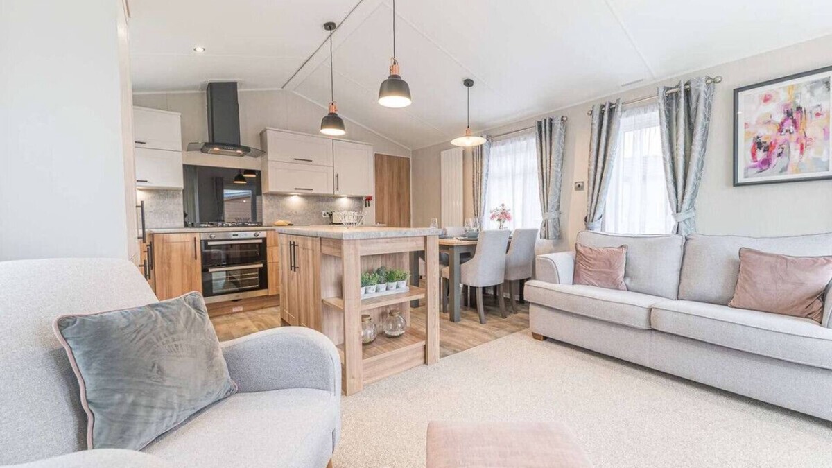 South Lakeland Leisure Village Ski Chalet | Stylish Lodge with easy access to Lakes and Dales