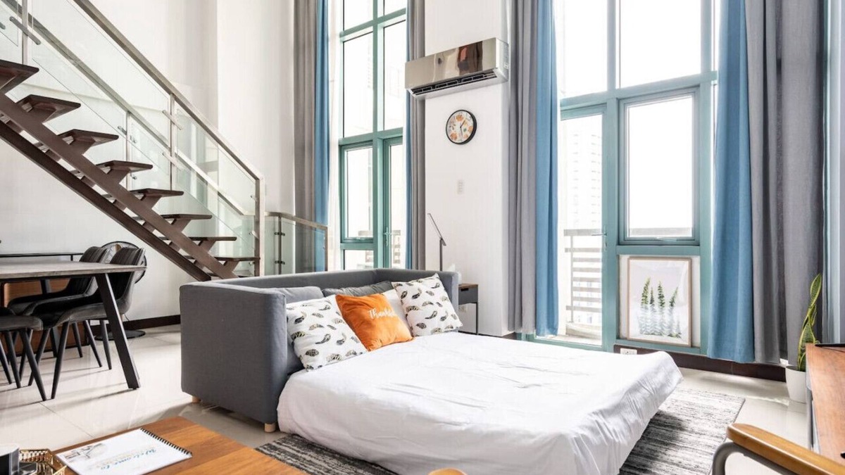 Santolan Apartment | Stylish loft, 65 in UHDTV w Fast WiFi + Pool & Gym