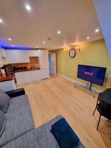 Bow West Apartment | Stylish London Apartment with Terrace & Parking