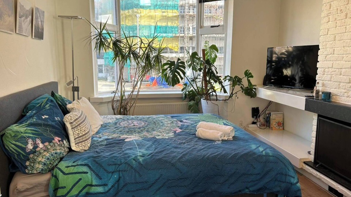 Groningen Bed & Breakfast | Stylish Lottus Room in Duplex Near Center & UMCG