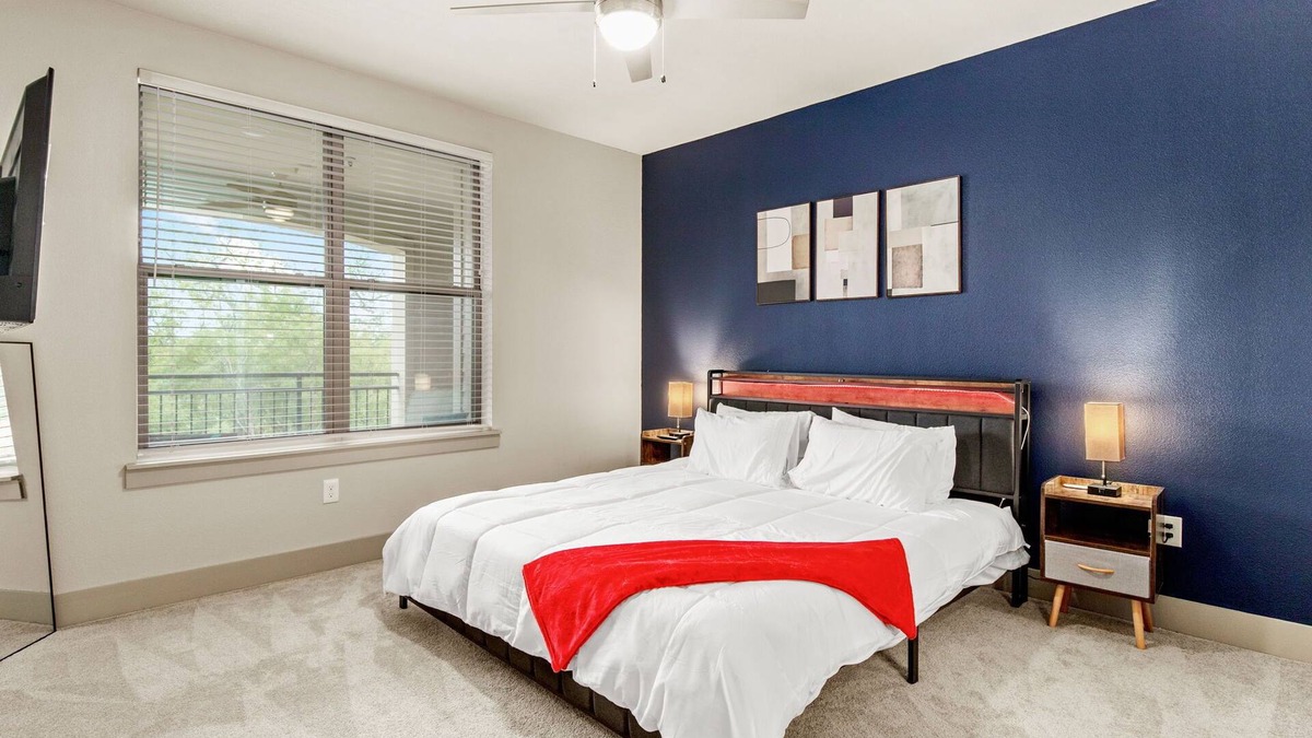 Southside Apartment | Stylish Lux Condo: Pool, Balcony
