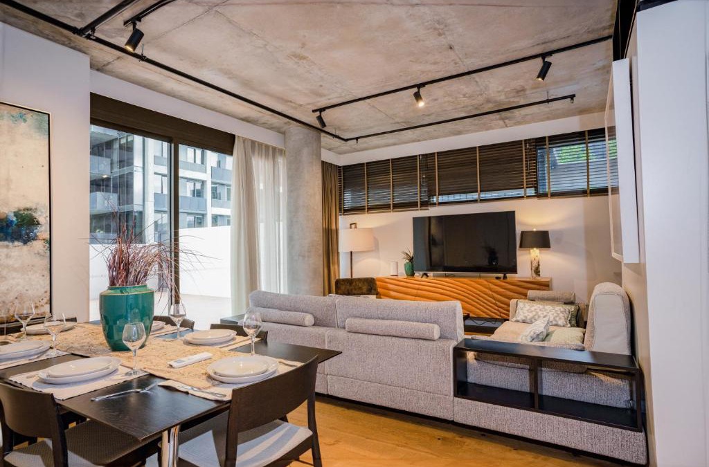 Docklands Apartment | Stylish Luxury! Balcony Access to Pool & BBQ area