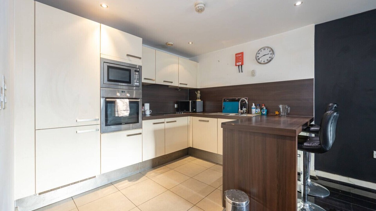 Cheetham Hill Apartment | Stylish Manchester Stay with Balcony & City Views