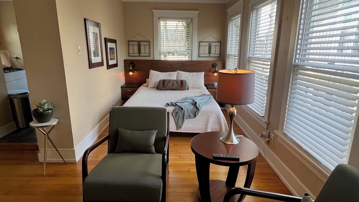 Neartown Apartment | Stylish Mid-Century Studio in the Heart of Montrose