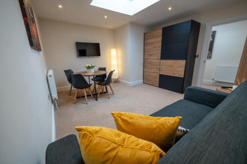 Eastbourne Apartment | Stylish, Modern 2 Bedroom Apartment with Garden Close to Town, Hospital, Long booking Welcome