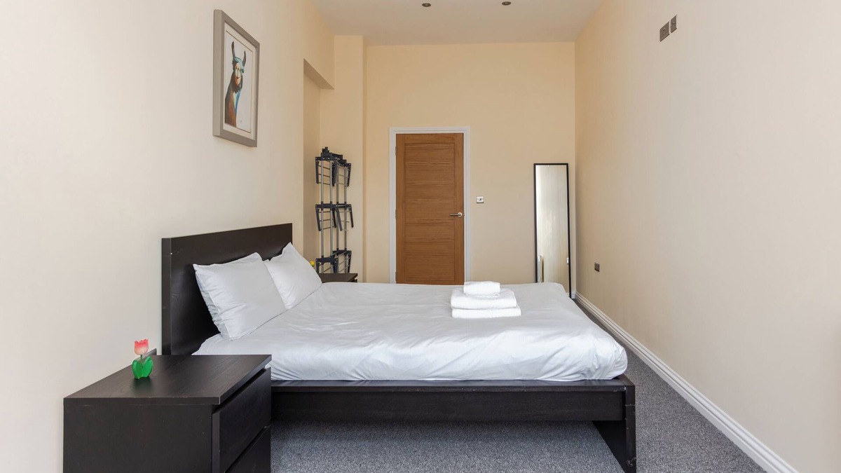 Peninsula Apartment | Stylish + modern 2 bedroom property in Greenwich!