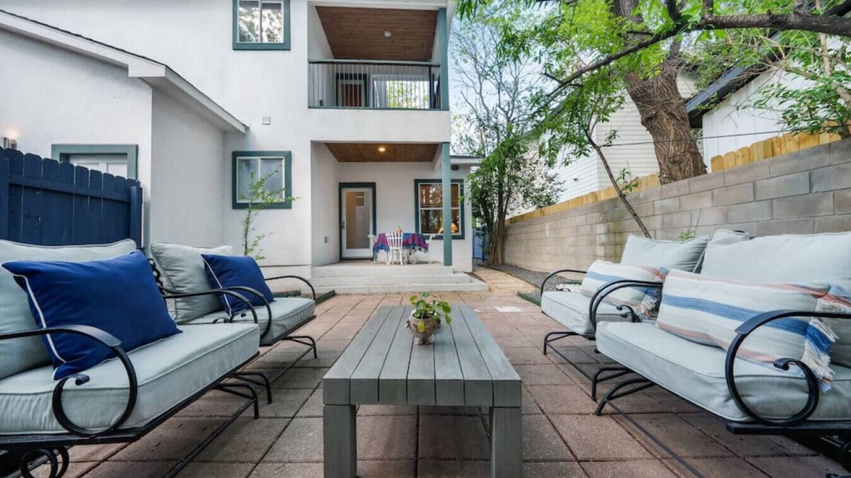 Brentwood House | Stylish + Modern 4-bedroom, 10 minutes to Downtown