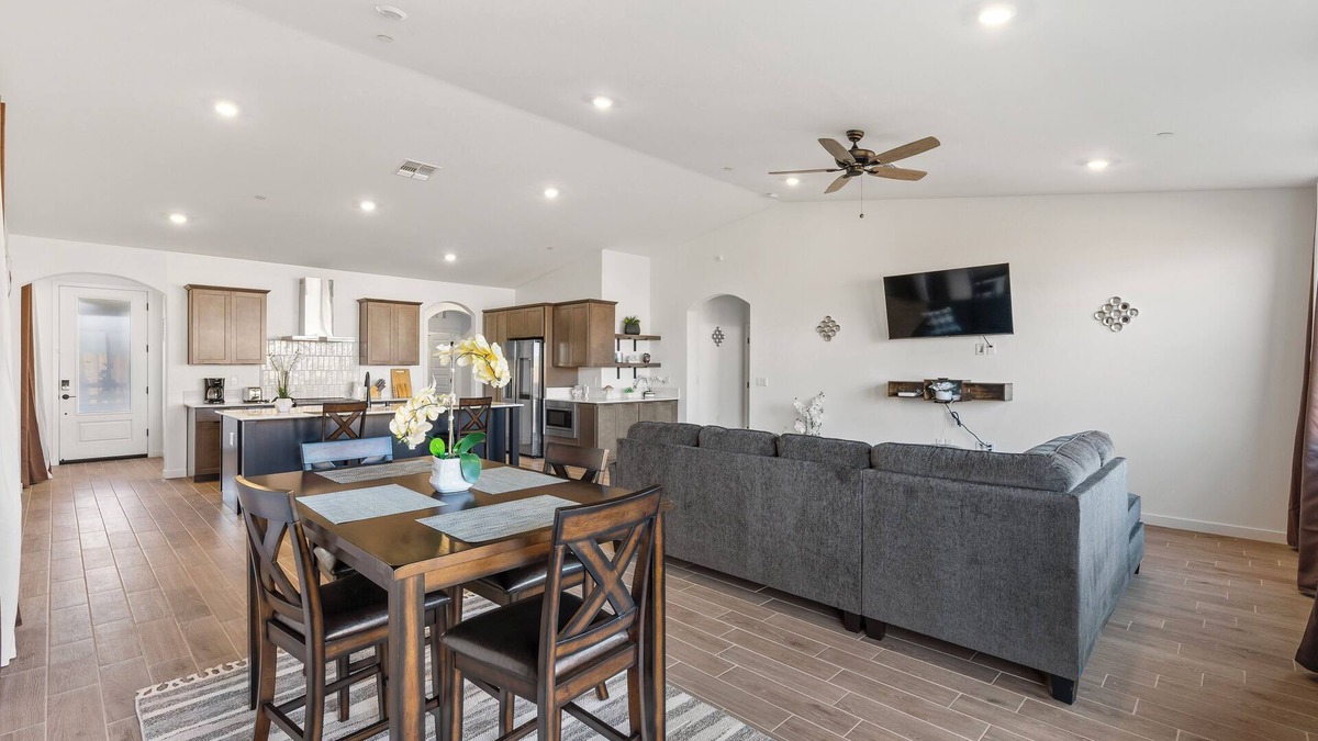 Pumpkin Center House | Stylish & Modern Bakersfield Retreat Near Downtown