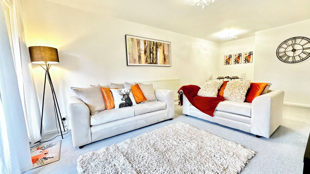 Edgbaston Apartment | Stylish Modern City Centre Flat, Family Sized with Balcony View and Free Parking