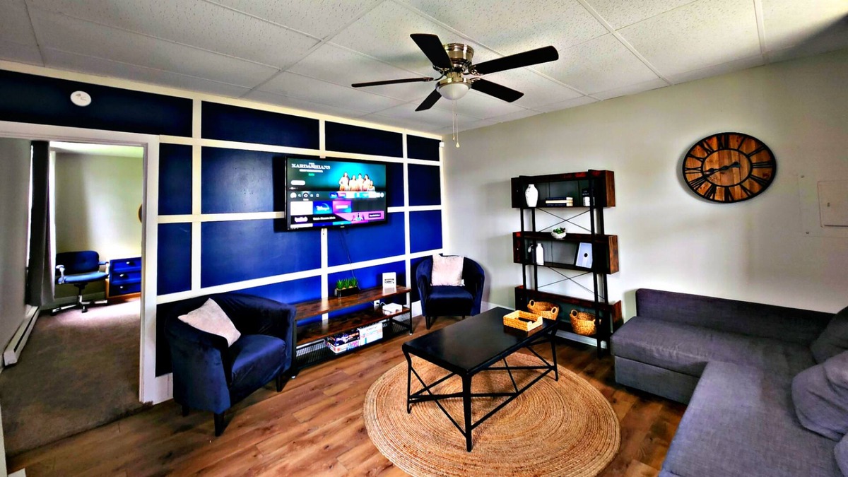 Latonia Apartment | Stylish modern-minimalist suite