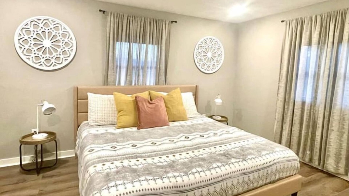 Rogers House | Stylish, modern, REMODELED : Central Location