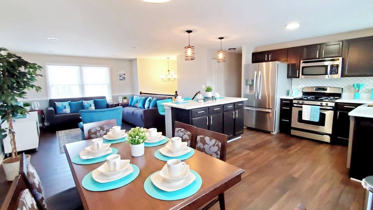 Wasco House | Stylish Modern Two Level 4BR Home Open Kitchen Big Yard & Deck Schaumburg O'Hare