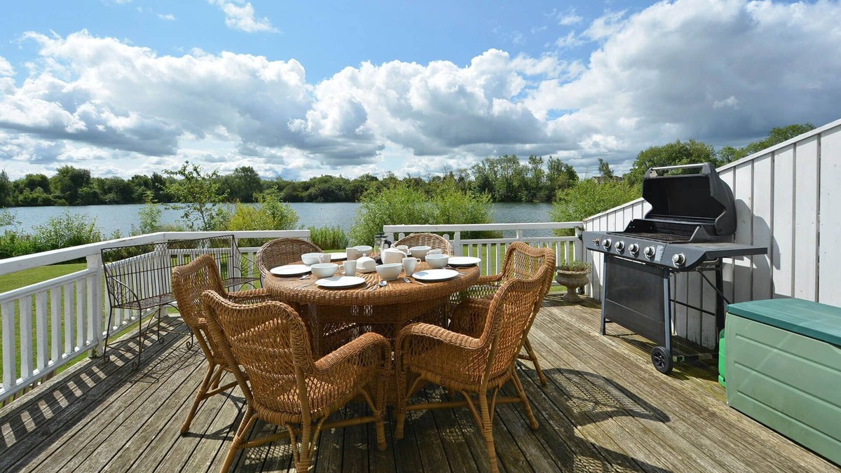 South Cerney House | Stylish New England lakeside retreat in the Cotswold Water Park