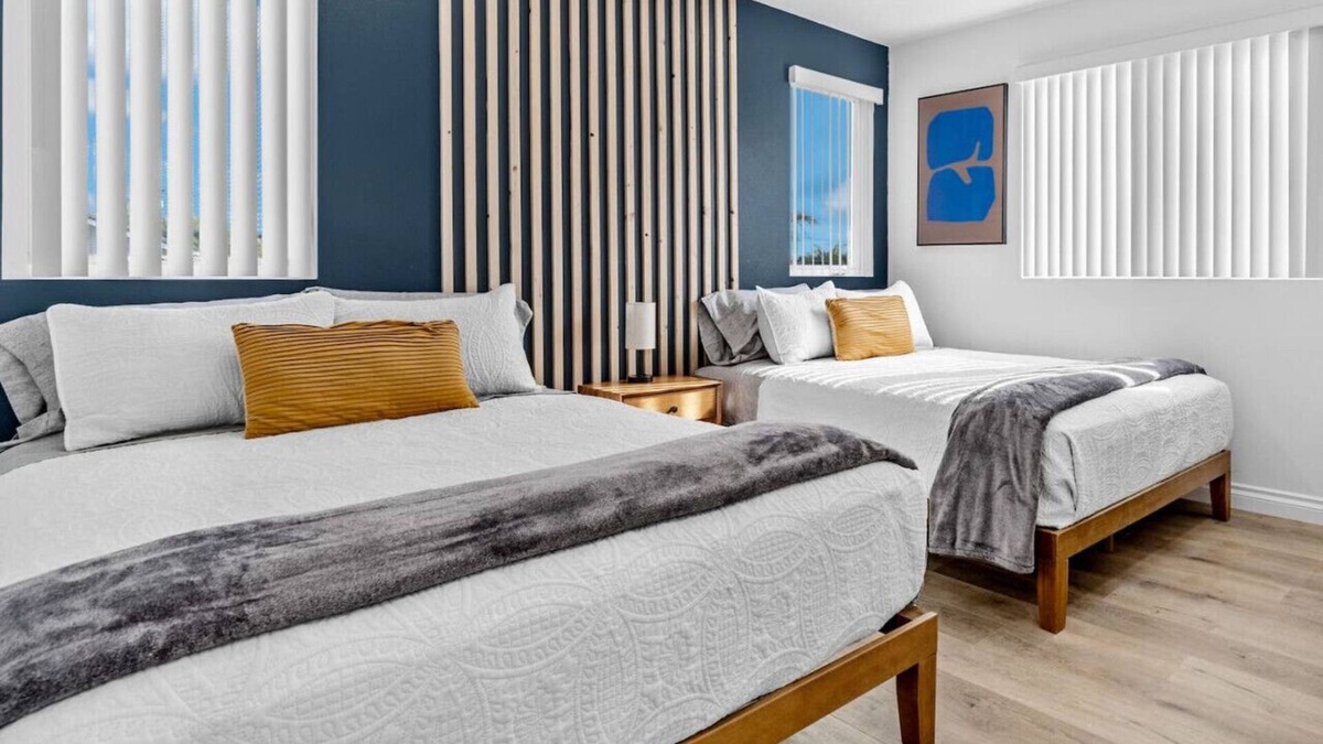 Lynwood House | Stylish New home Near DTLA, Disneyland, SOFI
