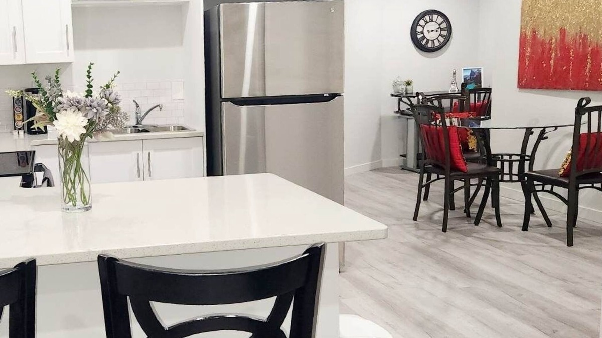 West Edmonton House | Stylish, New, Tempurpedic King, Private Suite & Close to WEM - no Fees!