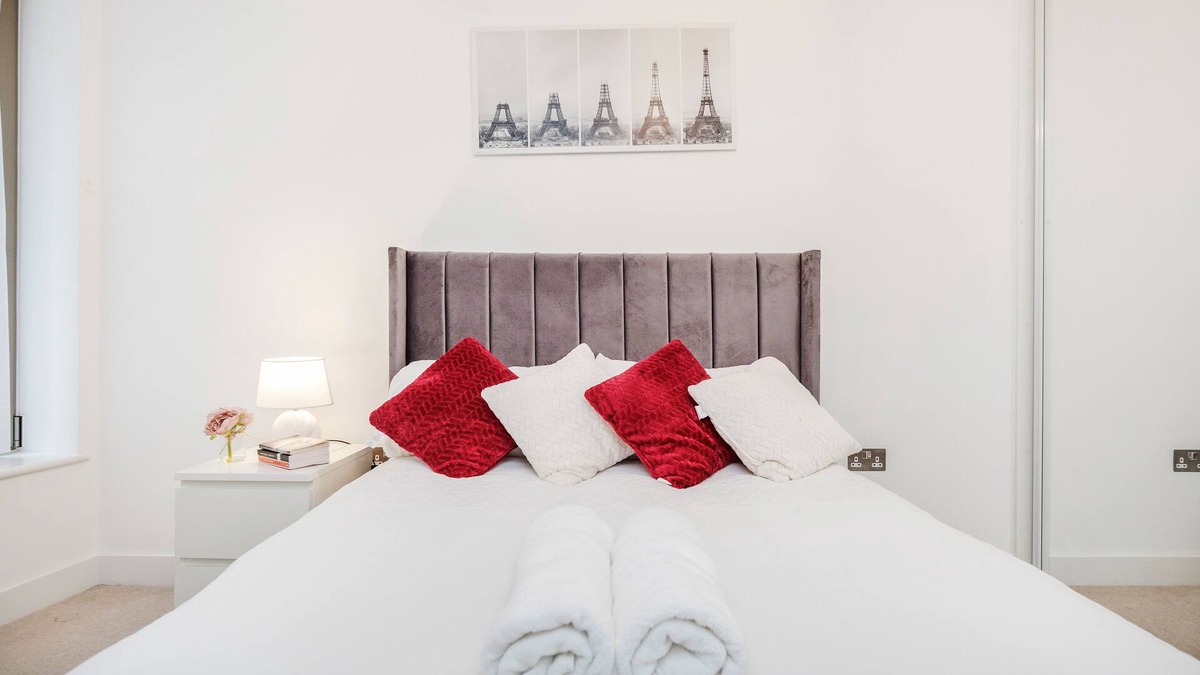 Peninsula House | Stylish North Greenwich Townhouse Near O2 & River – Sleeps 4