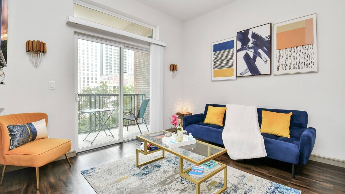 Central Business District Apartment | Stylish Oasis ~ ♥ of Downtown ~ ♛King Bed ~ Gym