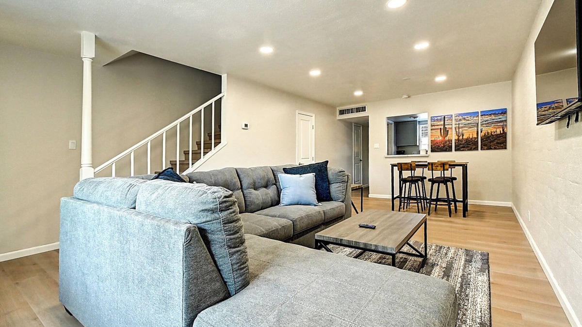 Fashion Square House | Stylish Old Town 2Bd 2Ba Townhome Pool AC Fashion Square
