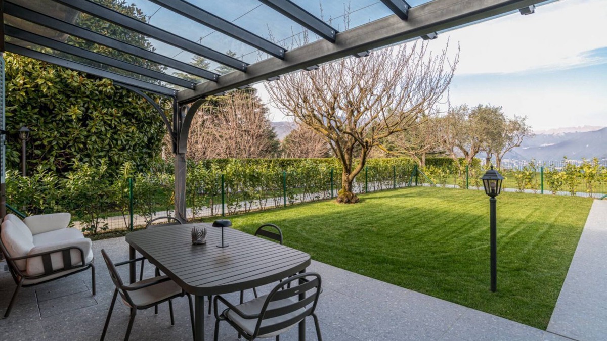 Como Apartment | Stylish one bedroom apartment 45mq with private garden in an elegant context. The flat is located inside the wonderful Villa Maderni in the Spina Verde Park area. Guests have at their disposal a large garden with panoramic infinity pool, tennis court, ba