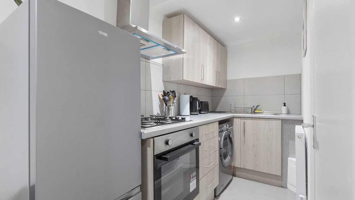 Portsoken Apartment | Stylish One-Bedroom Flat with Private Amenities – Your Home Away from Home!