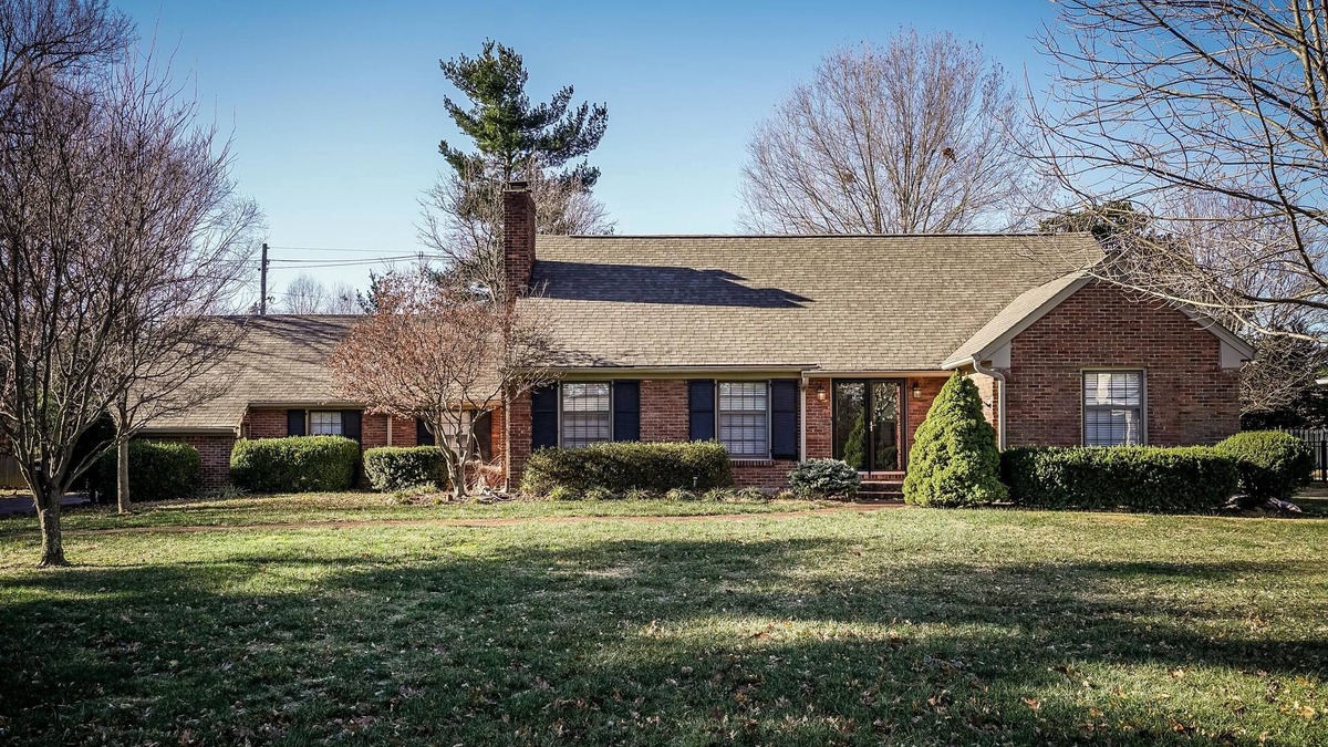 Northfield House | Stylish & Perfect for DERBY close to dining, shopping w/NEW POOL