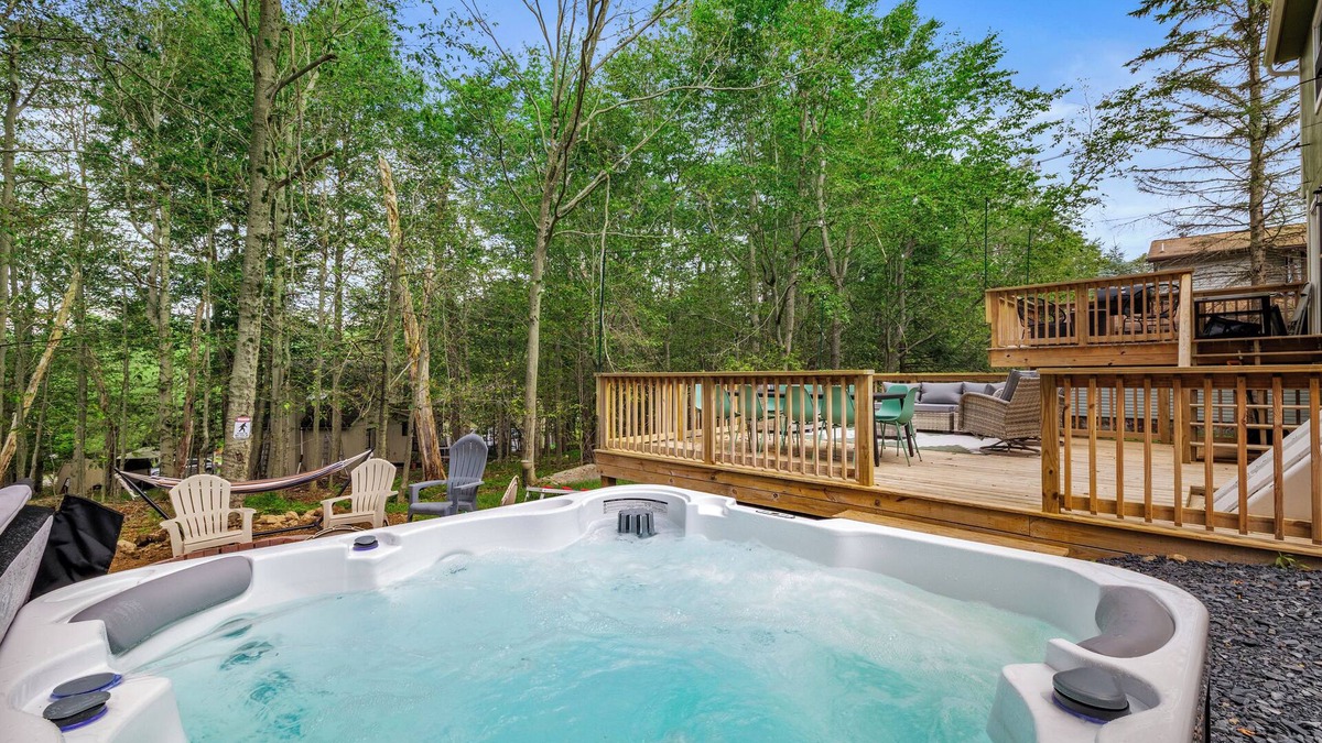 Tobyhanna House | Stylish Poconos family-friendly 4BR - Hot Tub - Game Room - Fire Pit - AC