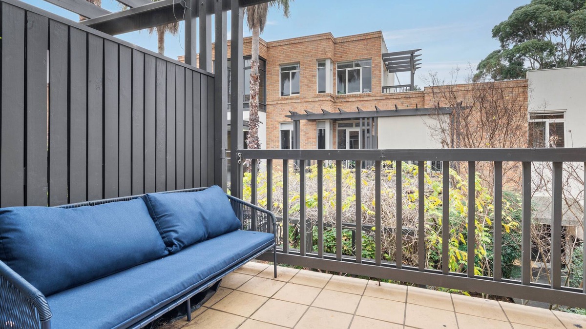 Hawthorn Apartment | Stylish, Quiet & Comfy Apartment - 4kms to MCG - Public Transport at Front Door