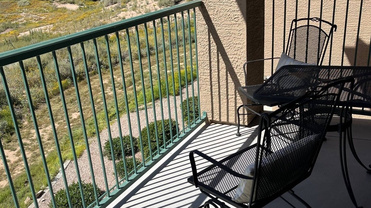 Superstition Lakes Condo | Stylish Resort-Style Retreat - Pool /Spa, Near Restaurants and Shopping Galore!