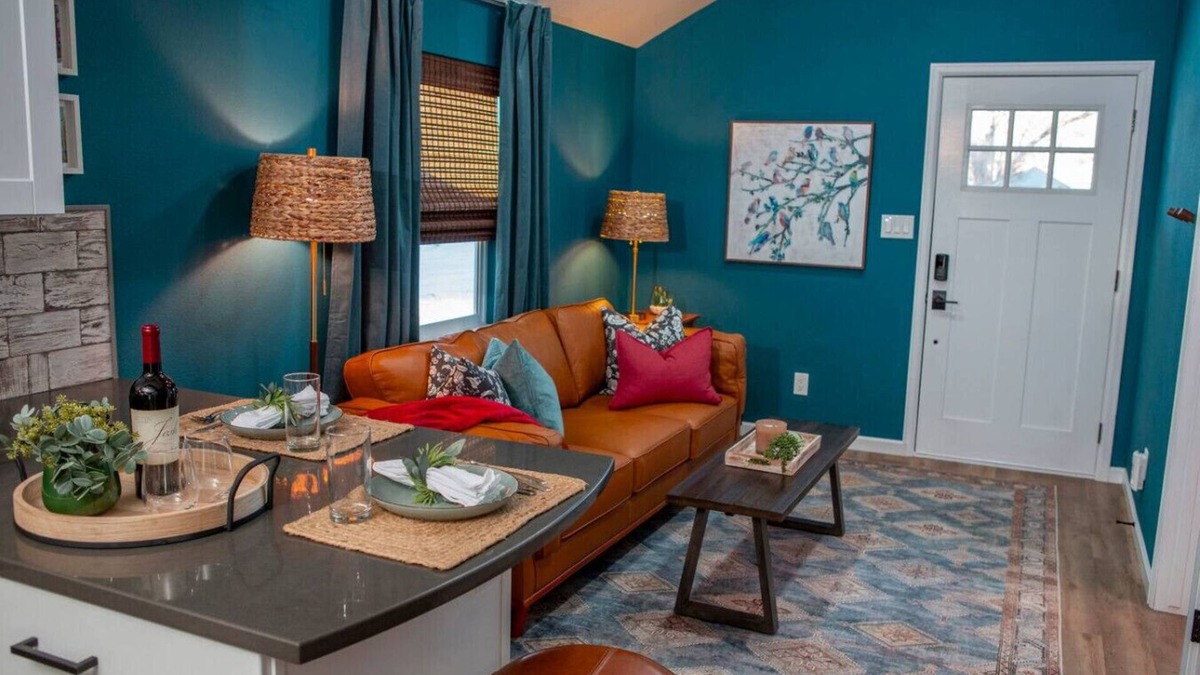 Loveland House | Stylish & Romantic with Hot Tub