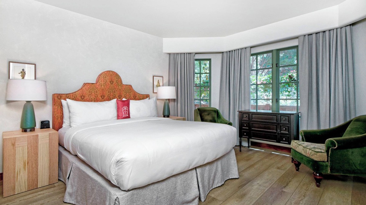 Los Gatos Hotel | Stylish Room with Outdoor Pool, Balcony & Free Parking in Santa Cruz