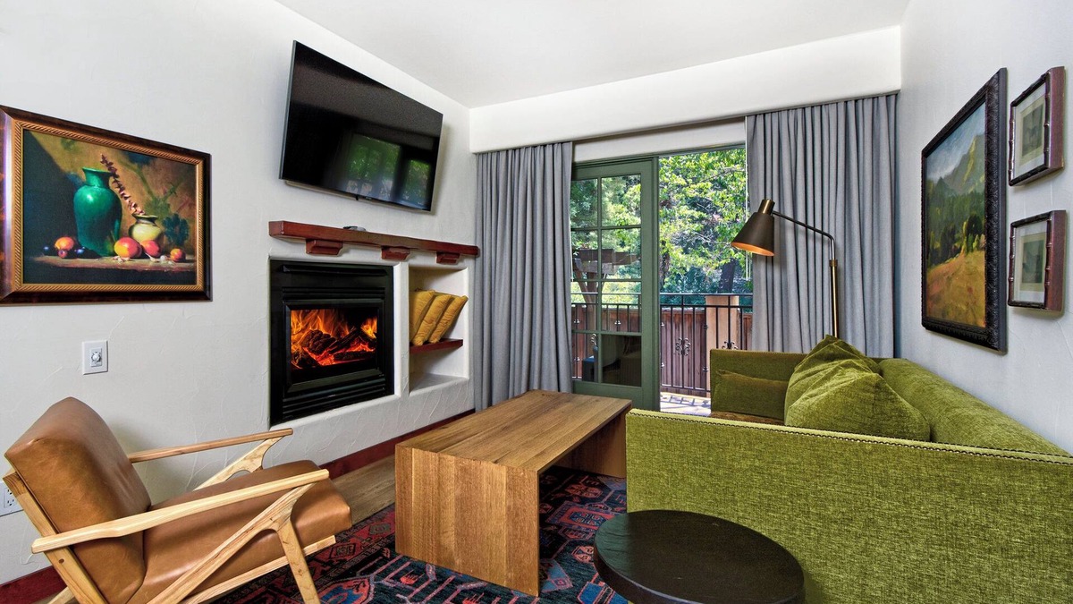 Los Gatos Hotel | Stylish Room with Outdoor Pool, Free Parking & Pets Friendly in California