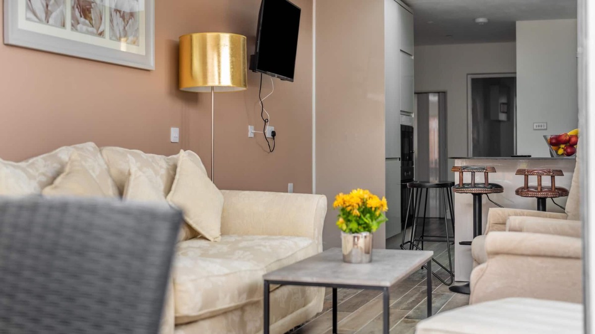 Southall Broadway Apartment | Stylish & Sleek 3BD Home including Guest House in Southall