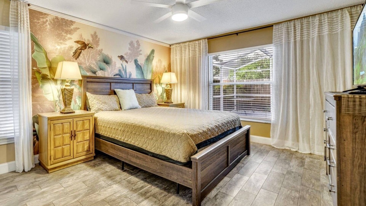Indian Point House | Stylish South Facing Pool! Just 8 mi to Disney! Book 7+ Nights & Save!