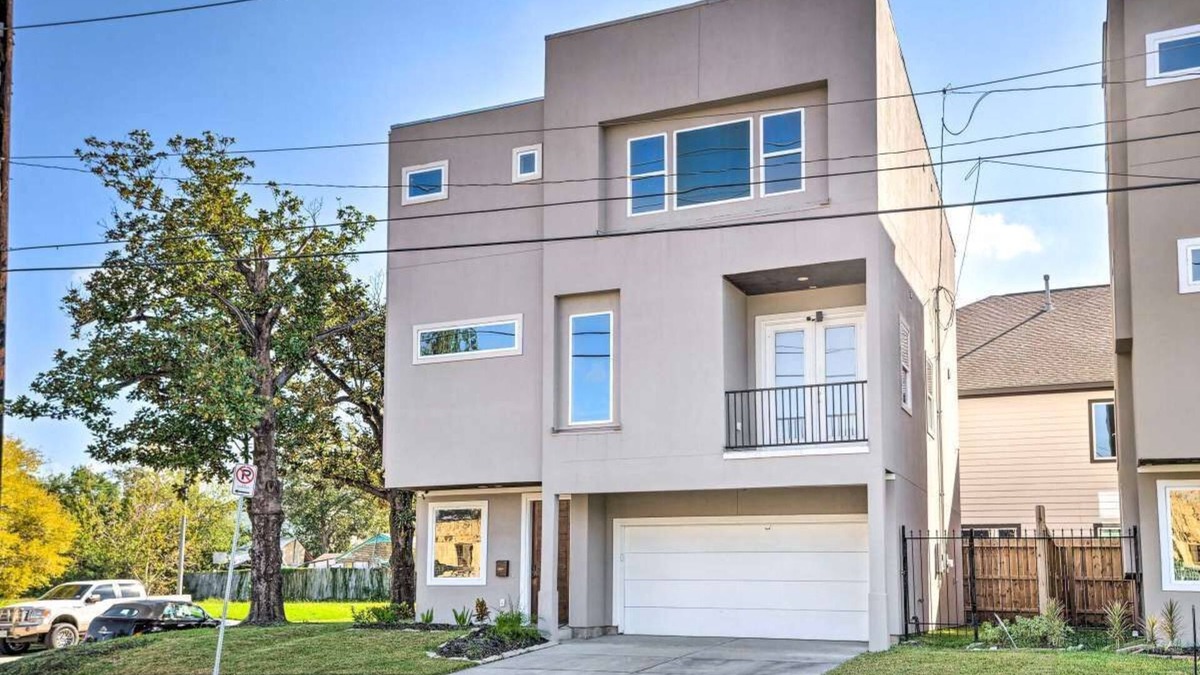 Riverside Terrace House | Stylish & Spacious 3-Bedroom Townhome in the Heart of Houston