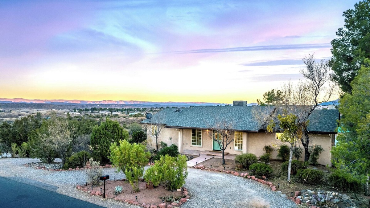 Cottonwood House | Stylish & Spacious Boho - King Bed Galore, Hot Tub, Arcade, Ping Pong, Rec Room